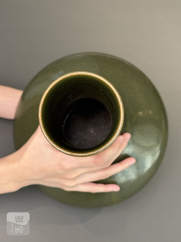 清乾隆 茶叶末釉荸荠瓶（带木底座） - 图7